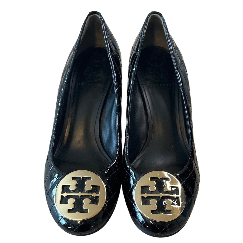 Tory Burch Quinn Quilted Patent Wedge Pumps Black Gold Logo Size 8.5 - Picture 2 of 11